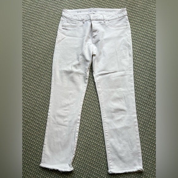 DL1961 White Jeans w frayed cuff. Cropped. - Picture 1 of 6